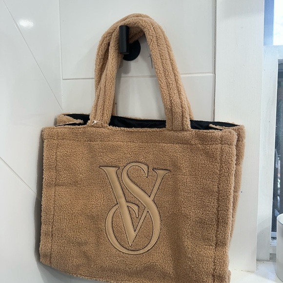 VICTORIA’s SECRET NWT sherpa tote - Picture 5 of 10